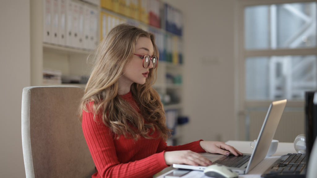 femme-ordinateur-entreprise-creation-expert-comptable